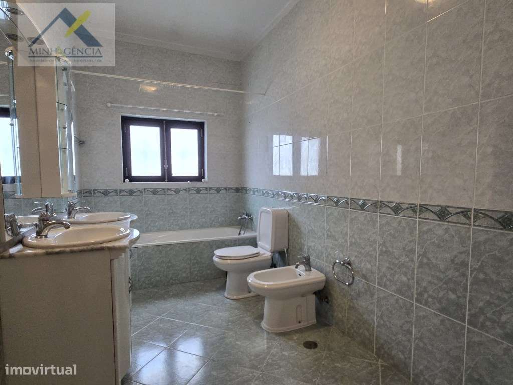 Moradia isolada com garagem na Quinta do Conde-14