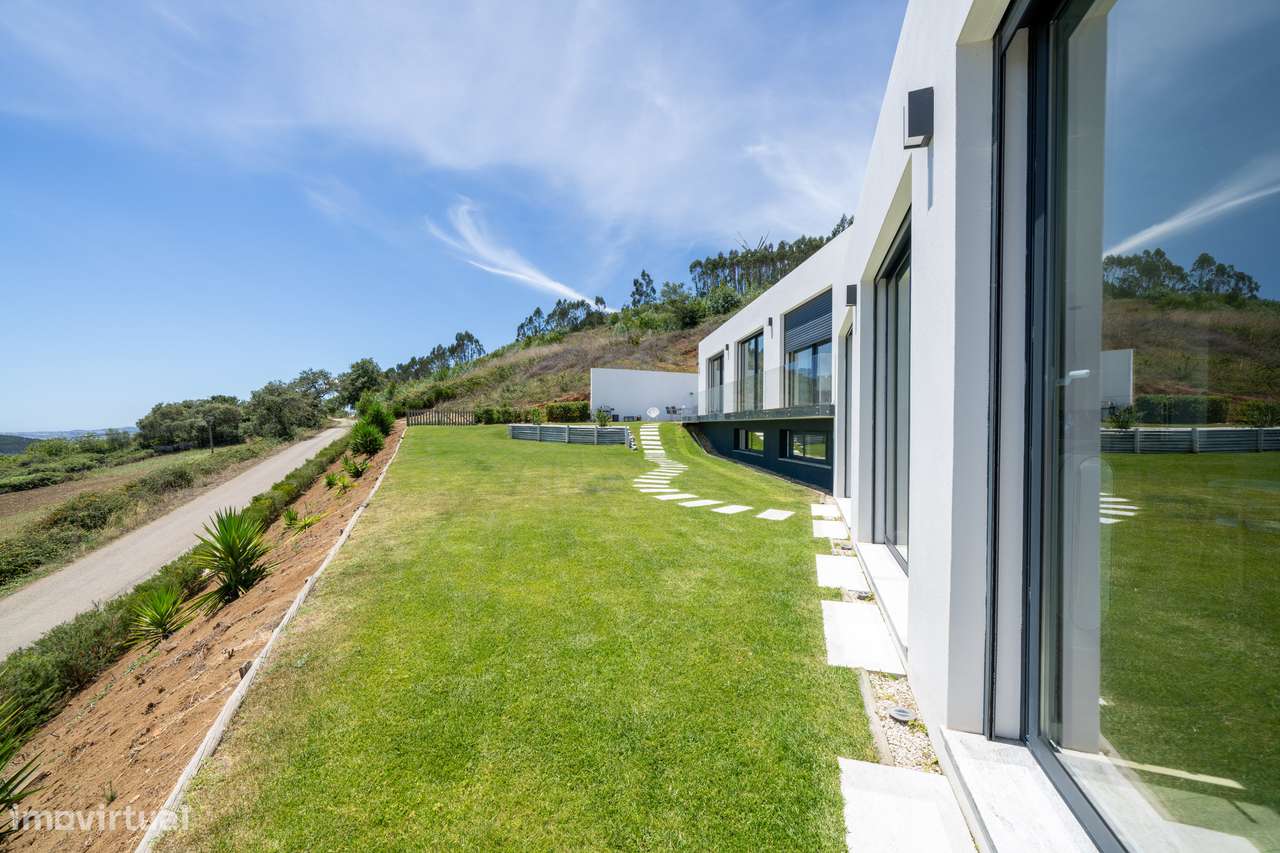 Moradia independente à venda na Estrada Velha da Avessada, 2665-34