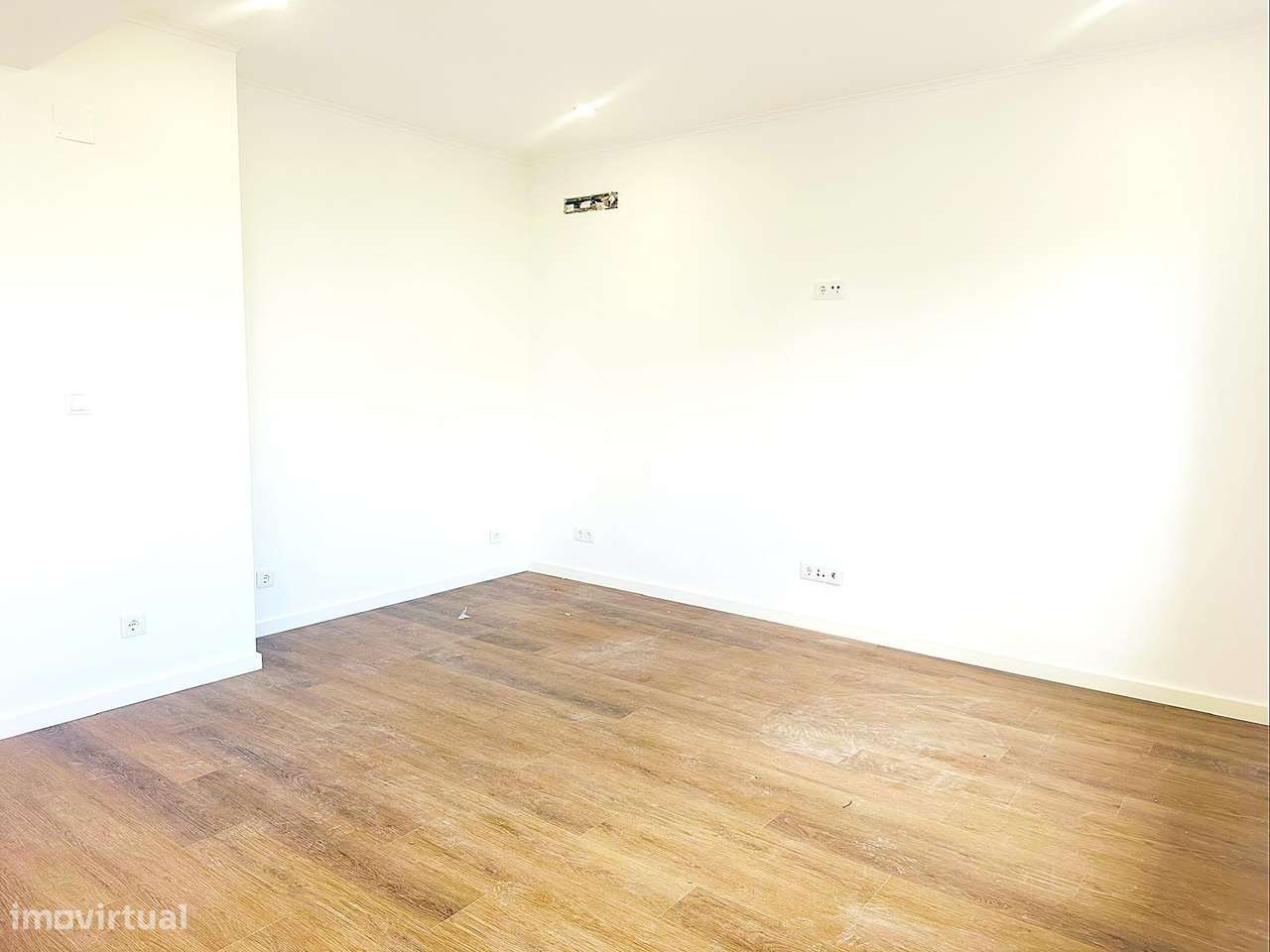 T2 Totalmente Remodelado na Reboleira - Pronto a Habitar!-16