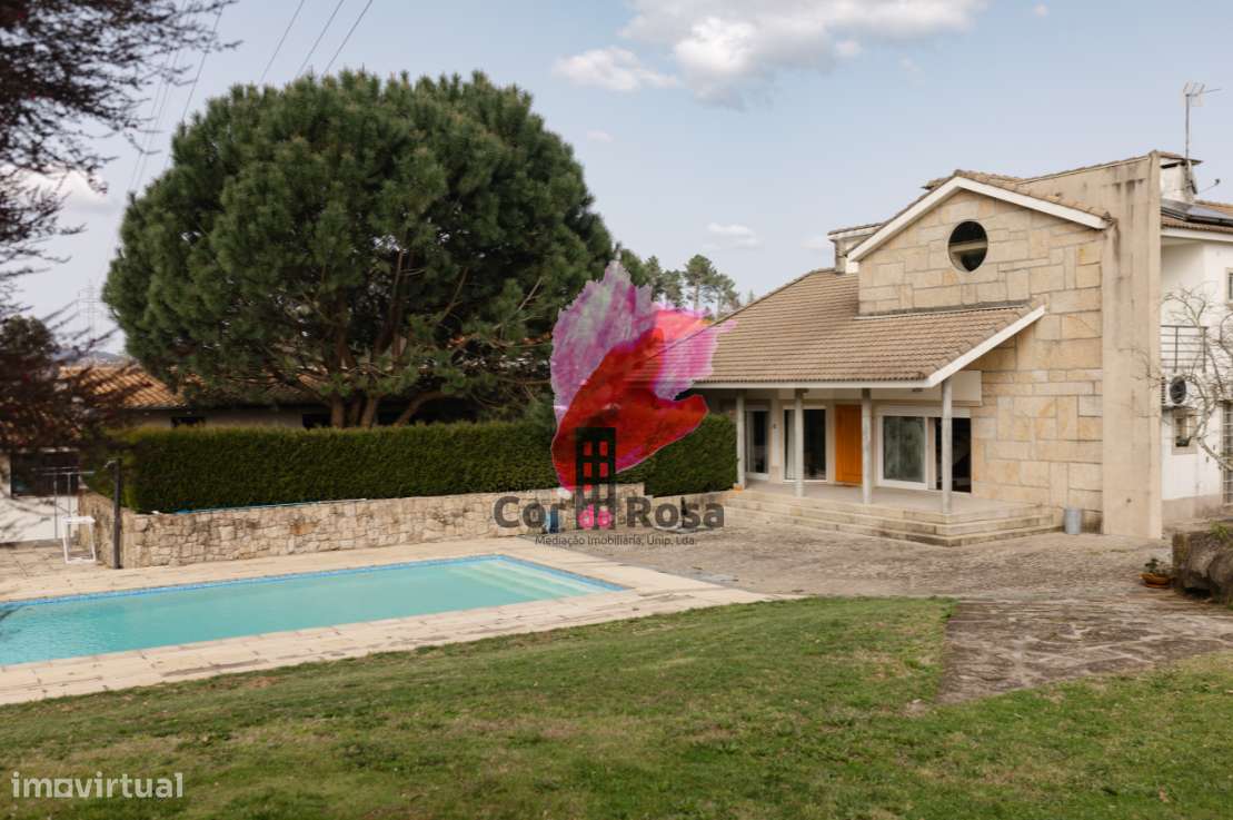 Casa Independente T4 + 2 com Piscina em Localização Privilegiada-25