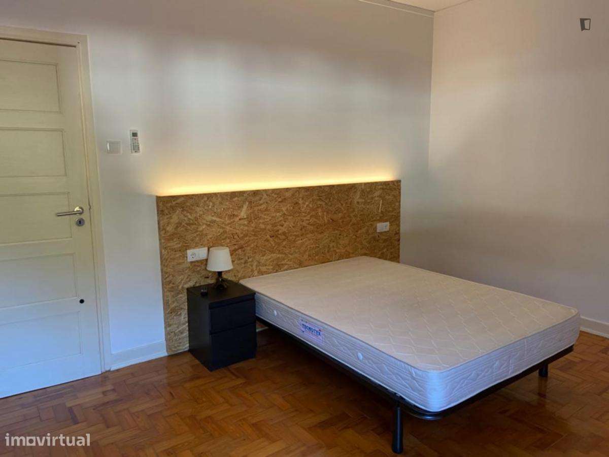 Quarto - localizado em Baixa Coimbra - Grande imagem: 3/10