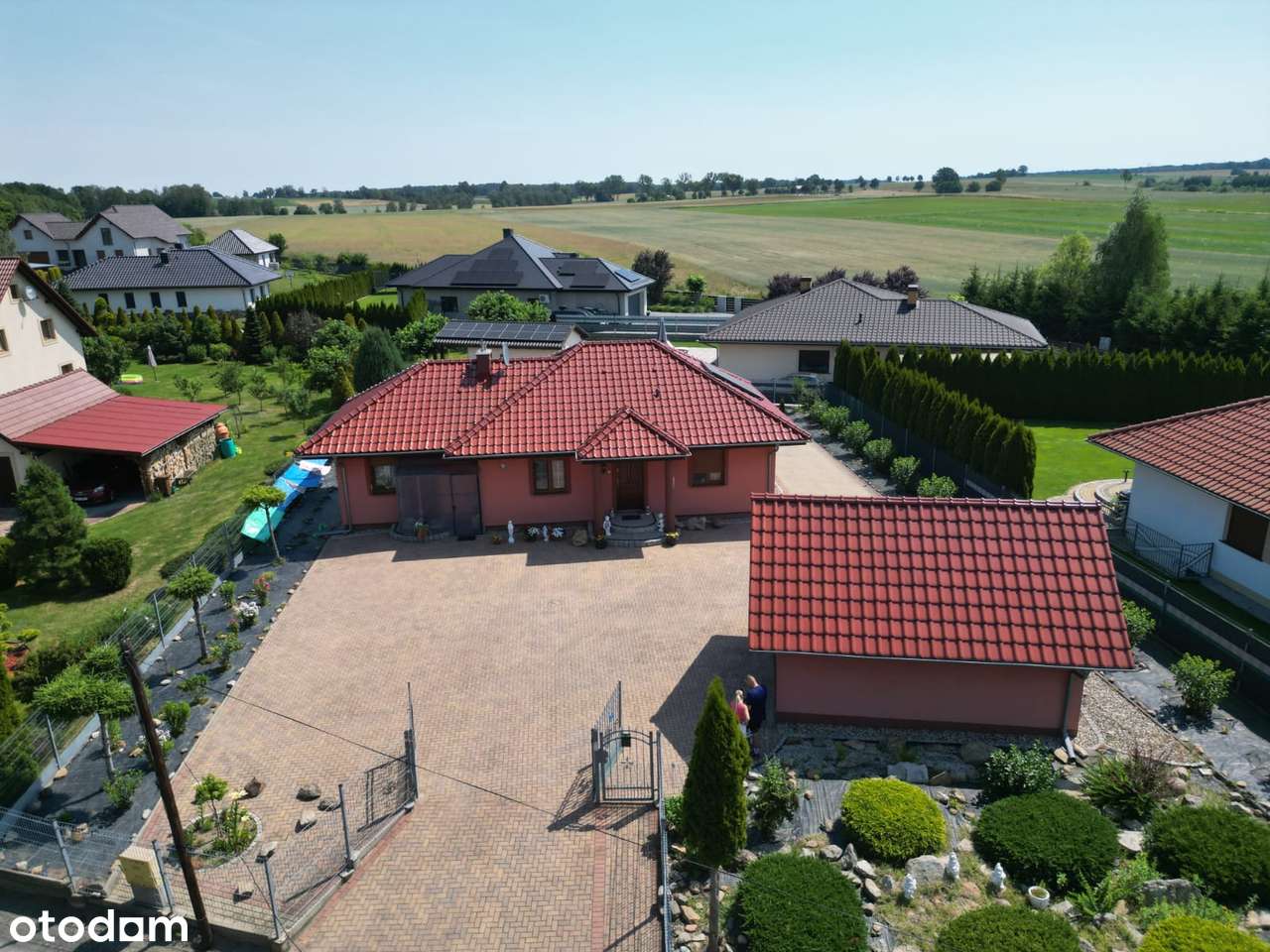Parterowy dom wolnostojący z 2 garażami w spokojnej okolicy!
