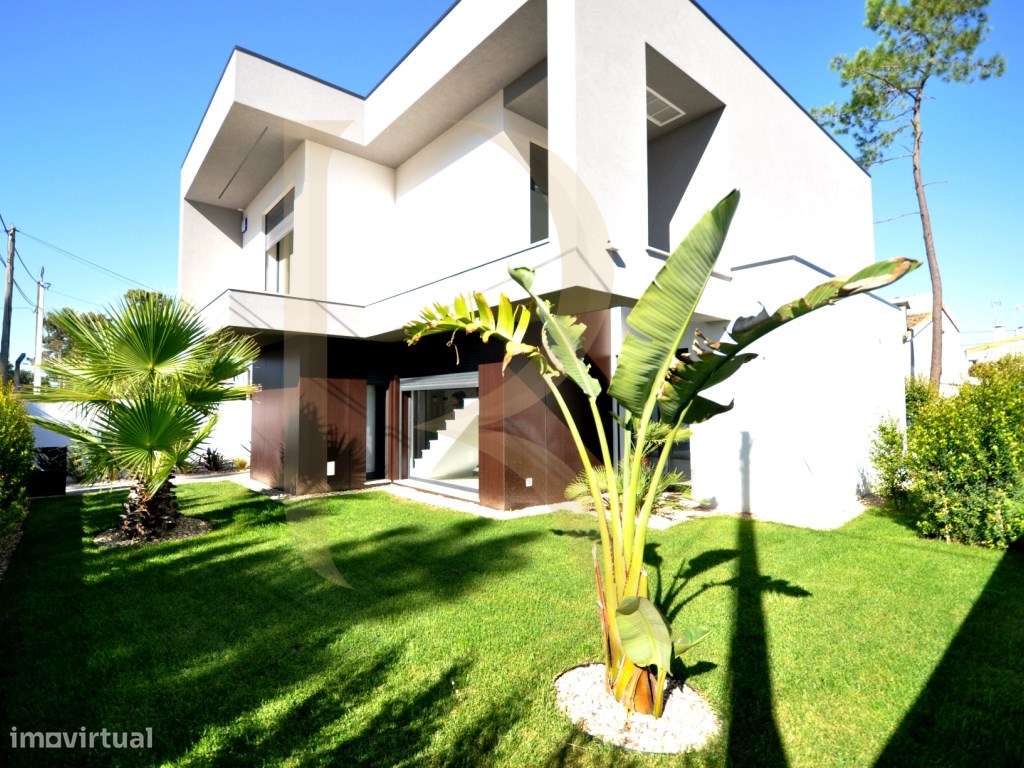 Moradia T3 isolada com piscina, churrasqueira e garagem na Aroeira-3