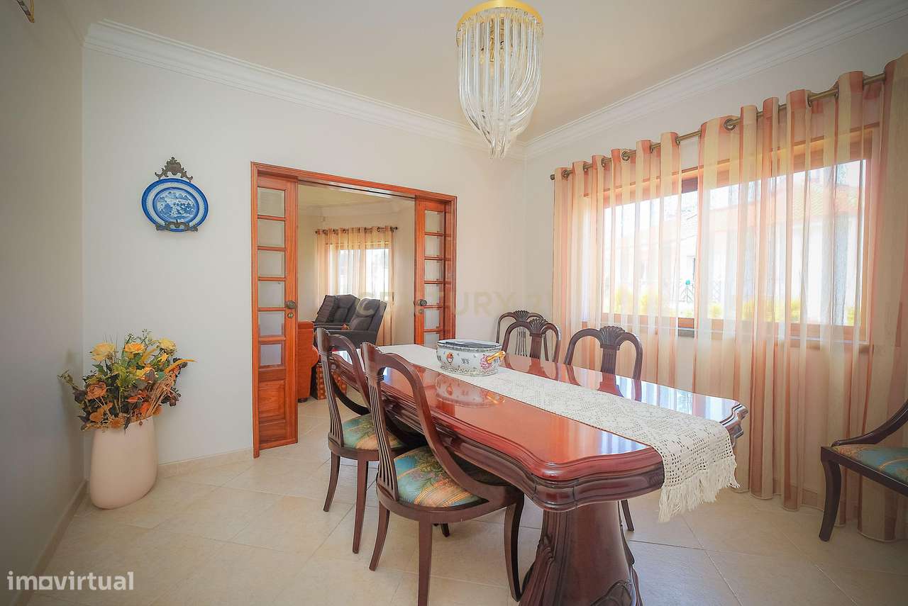 Moradia T5 em Carcavelos — Espaço, Conforto e Localização Privilegiada-12