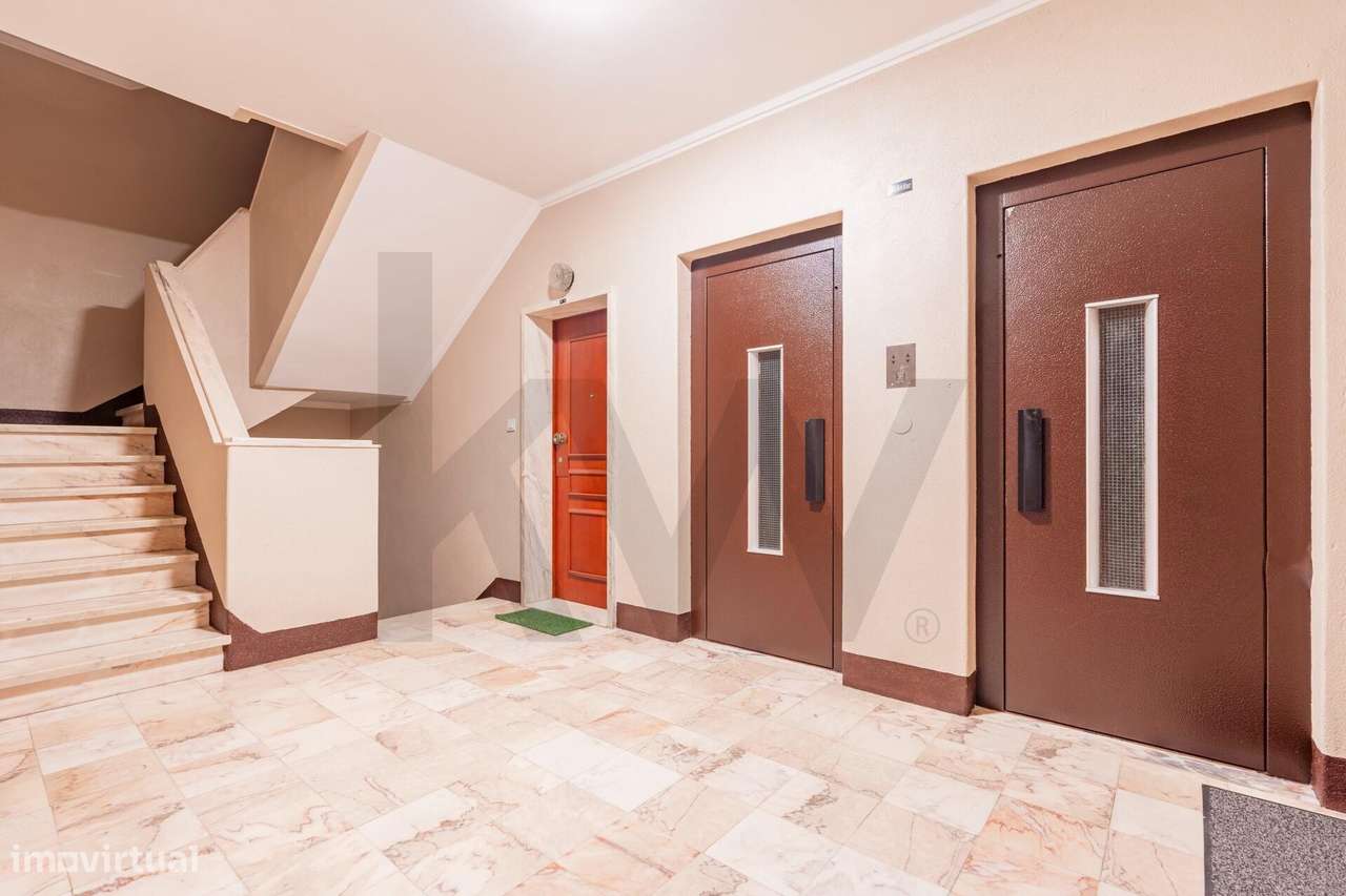 Apartamento T2 na Av. Dr. Francisco Sá Carneiro - Moinho das Antas - O-3