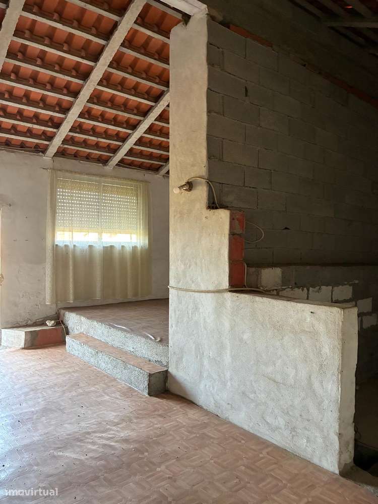 Moradia T5 Isolada com Jardim e Varanda-18
