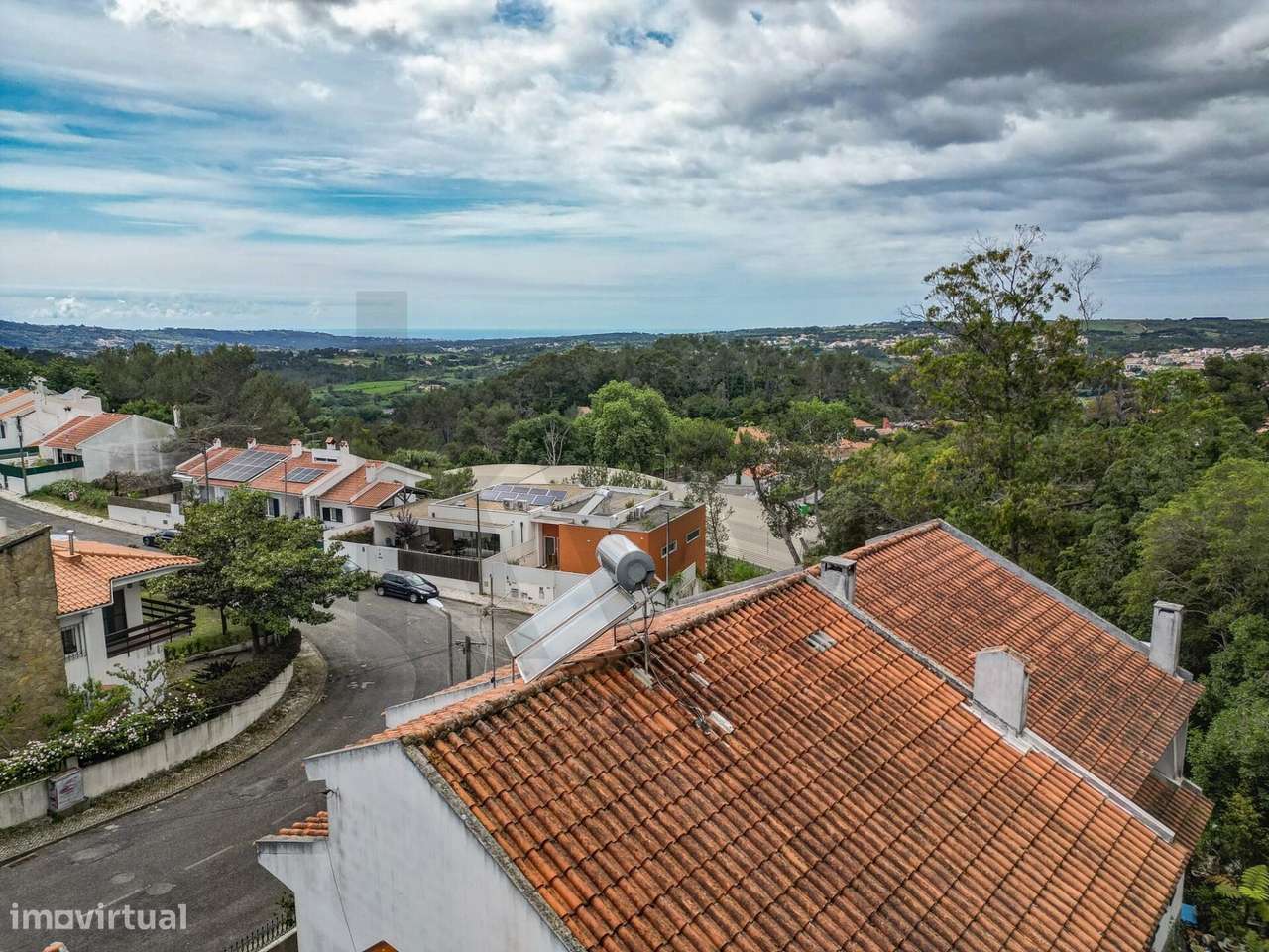 Moradia T6 em Sintra com jardim, garagem e vista de mar ao fundo-31
