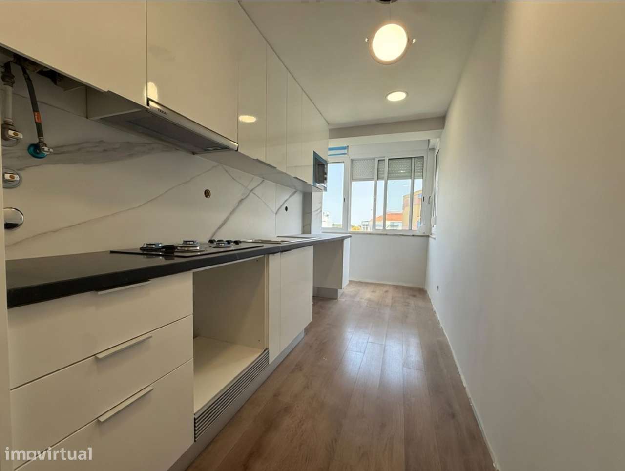 Apartamento T4 transformado em T3 no Laranjeiro, Almada-3