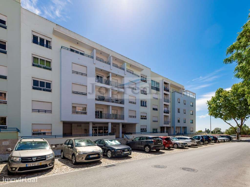 Apartamento T3 com 2 garagens em Box e 1 arrecadação-0