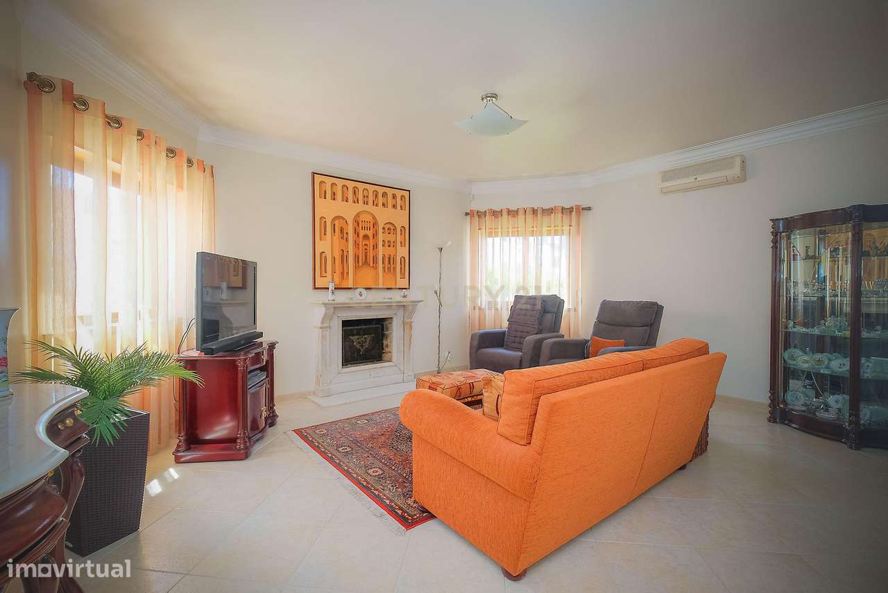Moradia T5 em Carcavelos — Espaço, Conforto e Localização Privilegiada-14