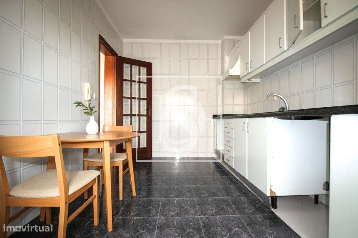 Apartamento T3 em Árvore, com Vista Mar, Varandas, Garagem e Elevador-11