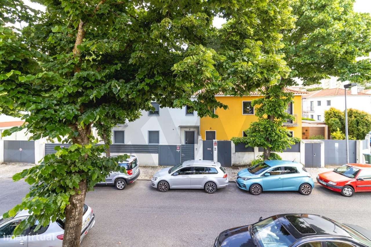 Moradia T4 com Piscina e Espaço Exterior no Centro de Benfica-23