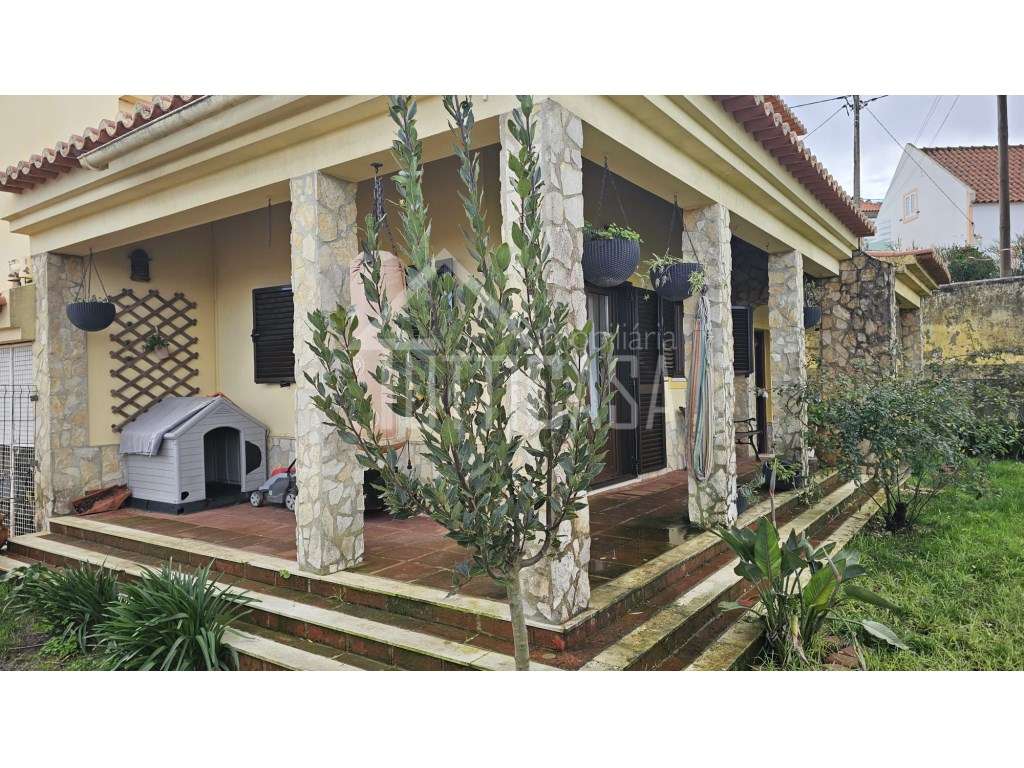 Moradia T3+1 na Venda do Pinheiro-57