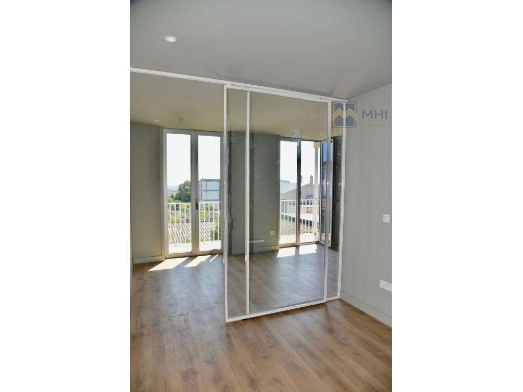 T0 +1 Novo com Varanda e Garagem e excelentes vista à Rua do Bonjar...-24