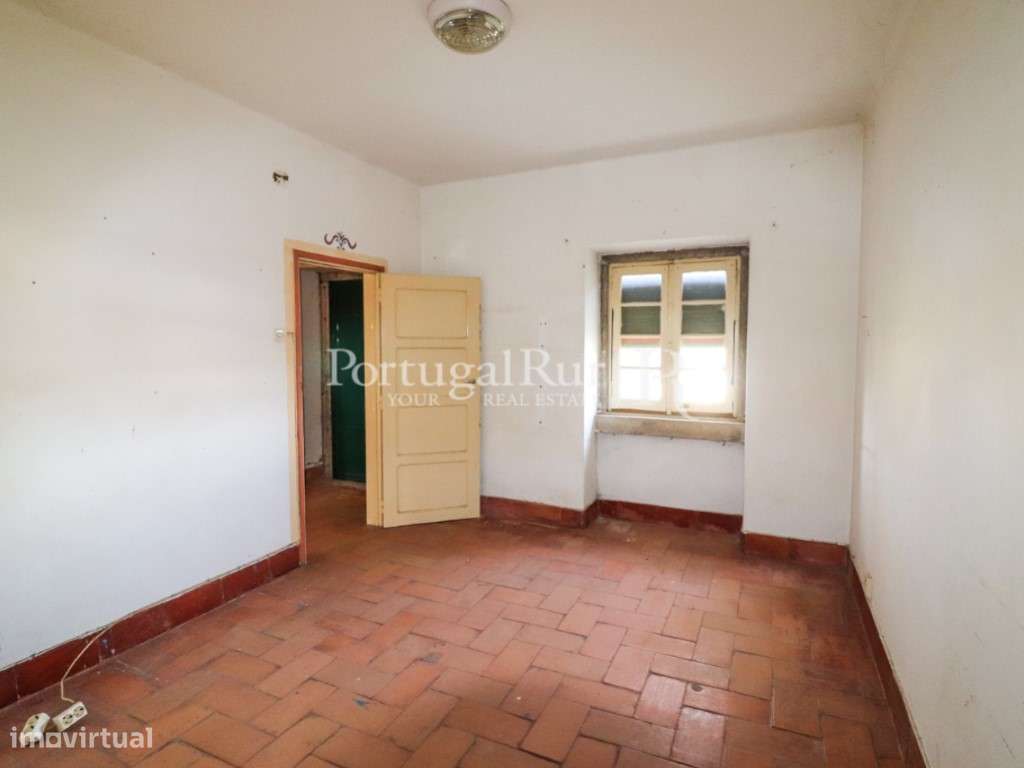 Quinta com casa de habitação T5 e diversas construções-44