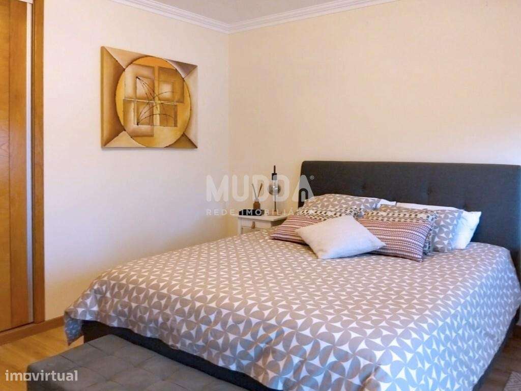 Moradia T3 Contemporânea com Suite, Painéis Solares, Garagem e Terraço-5