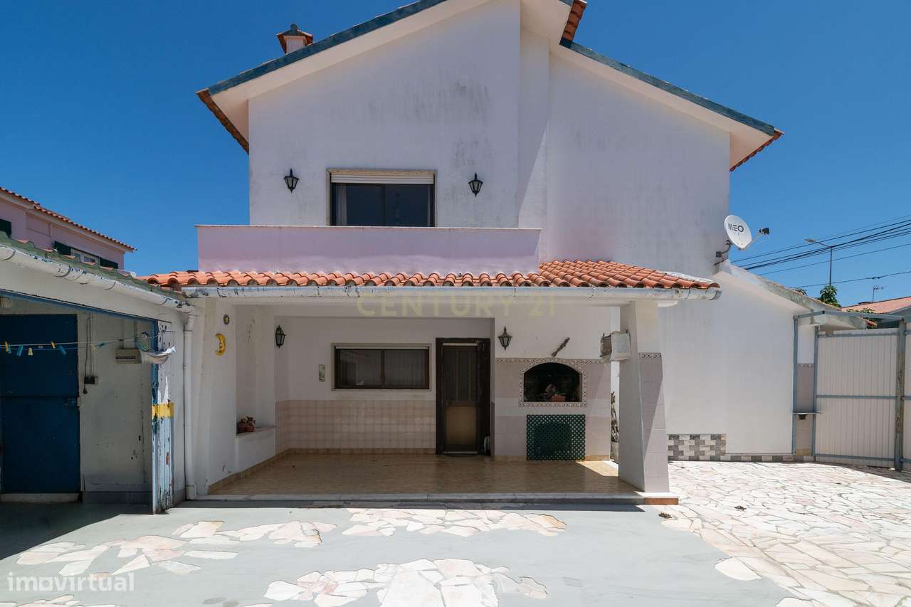 Moradia T4 com Anexo T2 Independente | 400 m² de Construção | Lote de-4