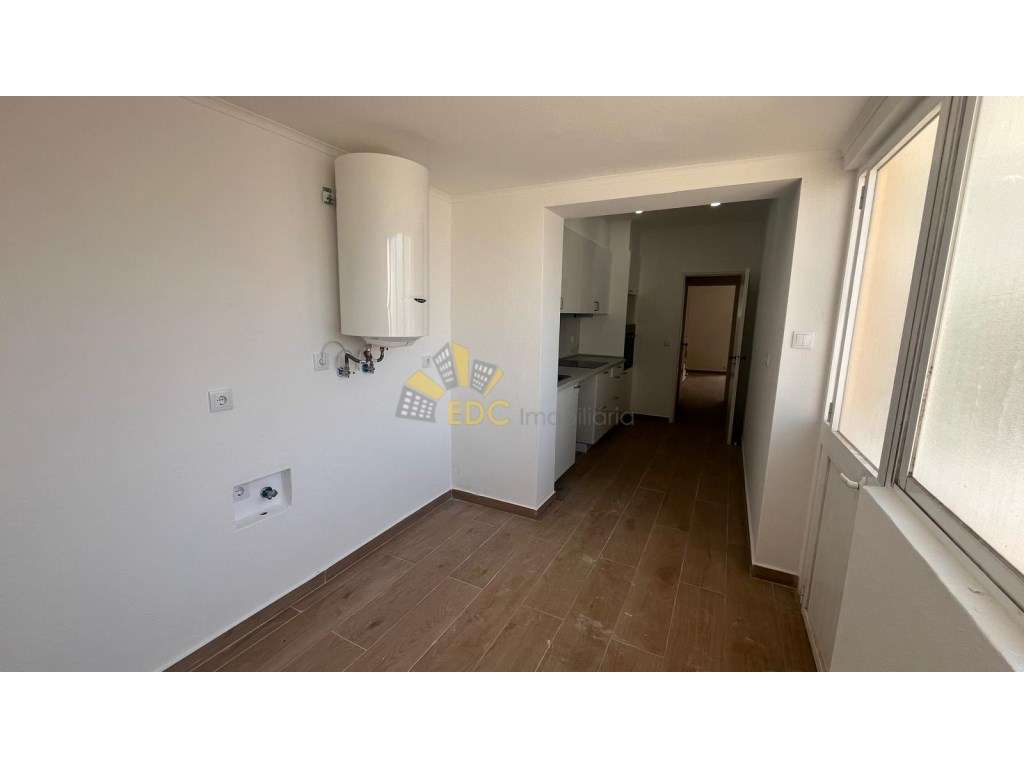 Moradia T3 - Remodelada com 2 frentes no centro de Mem Martins | Nã...-12
