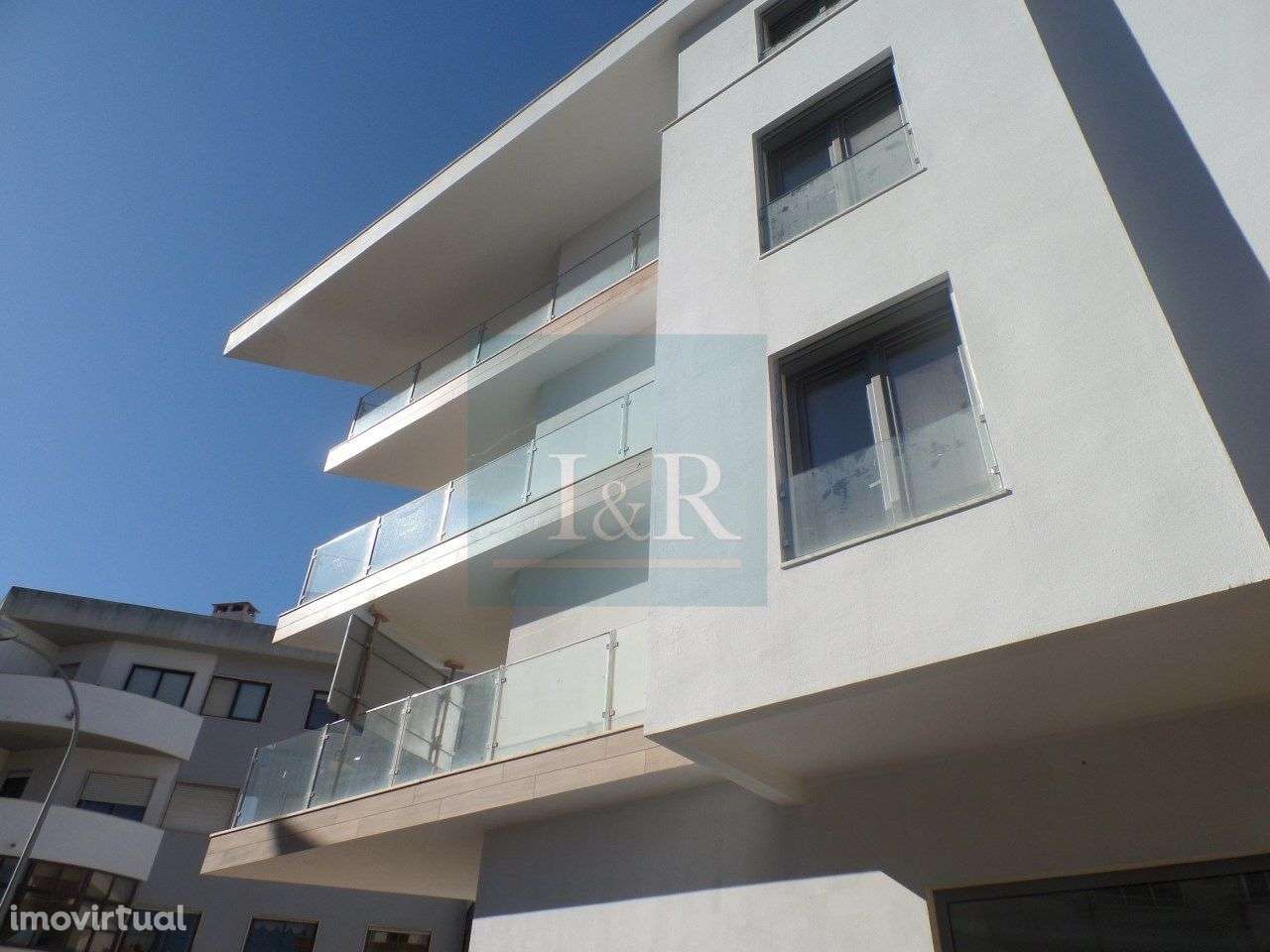 Apartamento T2 com 4 Varandas e Garagem, em Queijas