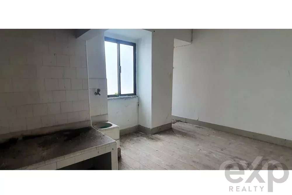 Propriedade com dois apartamentos, espaço comercial, armazem e jardim - Grande imagem: 4/9