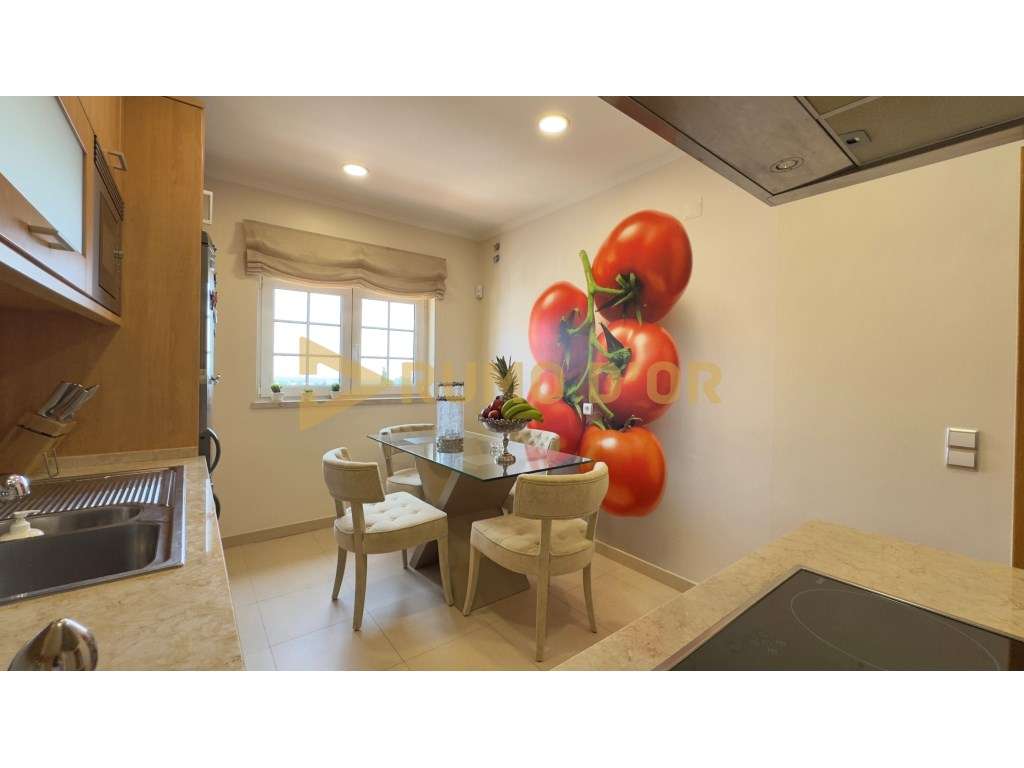 Viva com Conforto! Moradia T4 com Jardim e Espaço Exterior em Alenquer-14