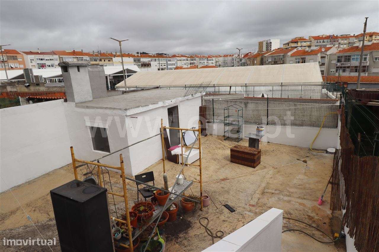 APARTAMENTO T2 COM QUINTAL; CRUZ DE PAU-5