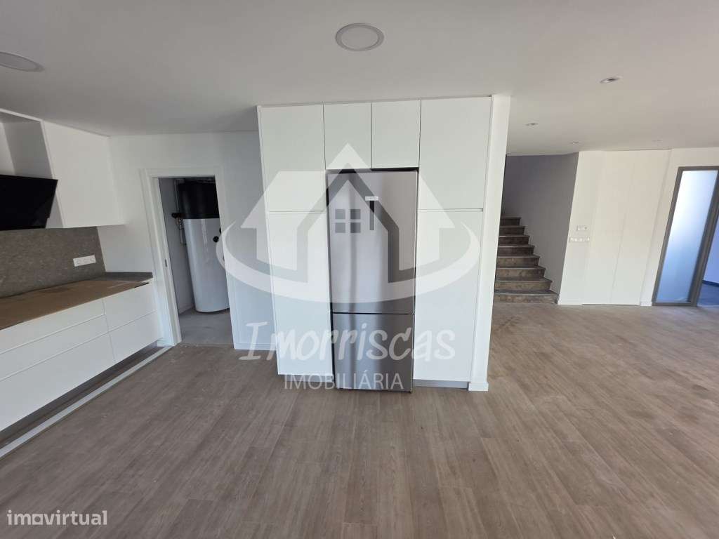 Moradia T3+1 na Portela de Azóia, em Santa Iria de Azóia-9