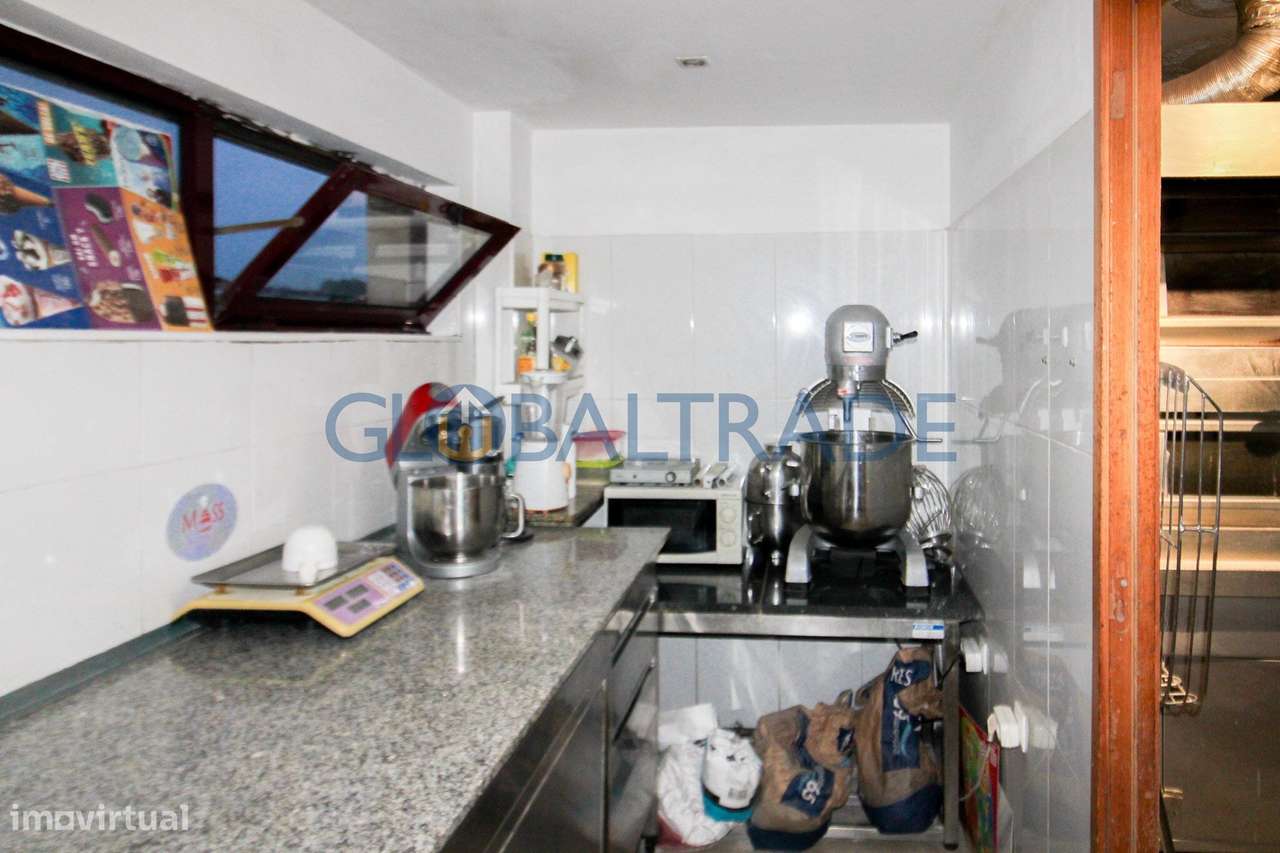 Trespasse de Confeitaria com espaço comercial equipado-21