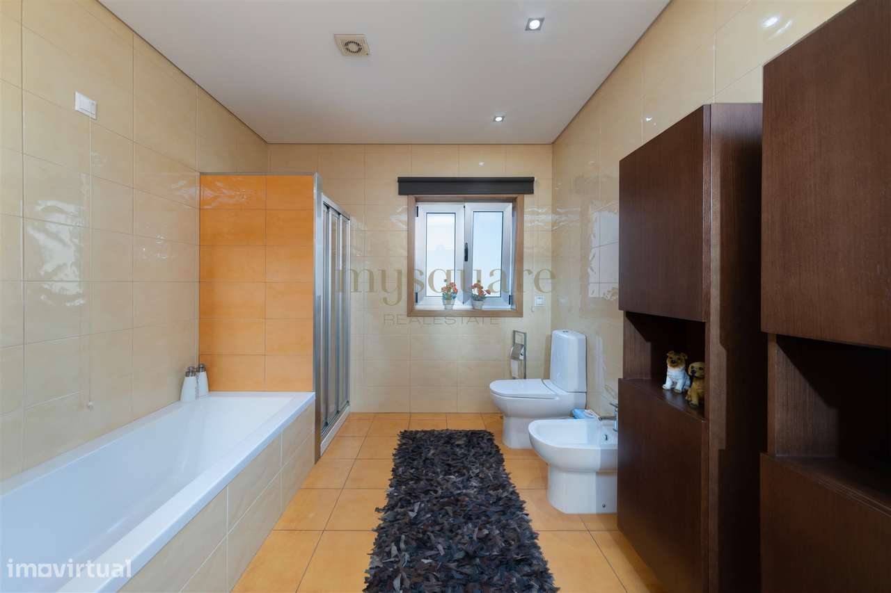 Moradia T4 geminada, com excelentes áreas, a 2 minutos do centro de Sa-26