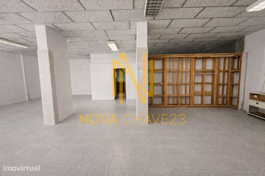 Loja 141m² | 2 Divisões | 2 Wcs | Excelente Potencial de Transformação-1