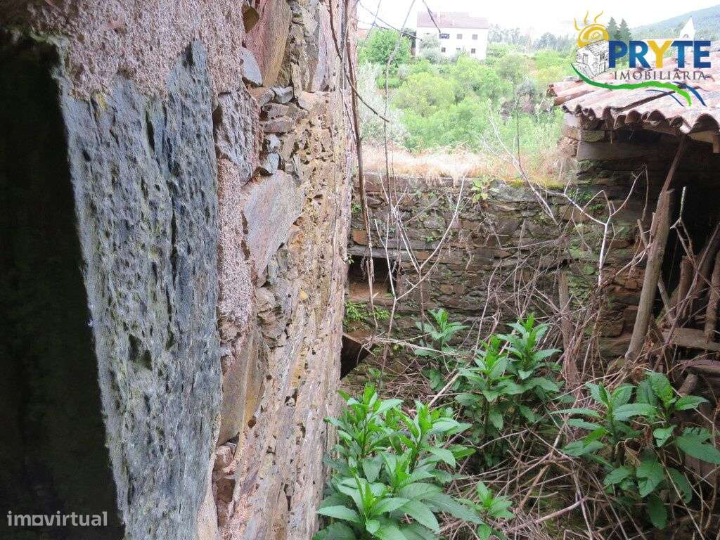 Pequena quinta a confinar com a Ribeira situada perto de Oleiros-24