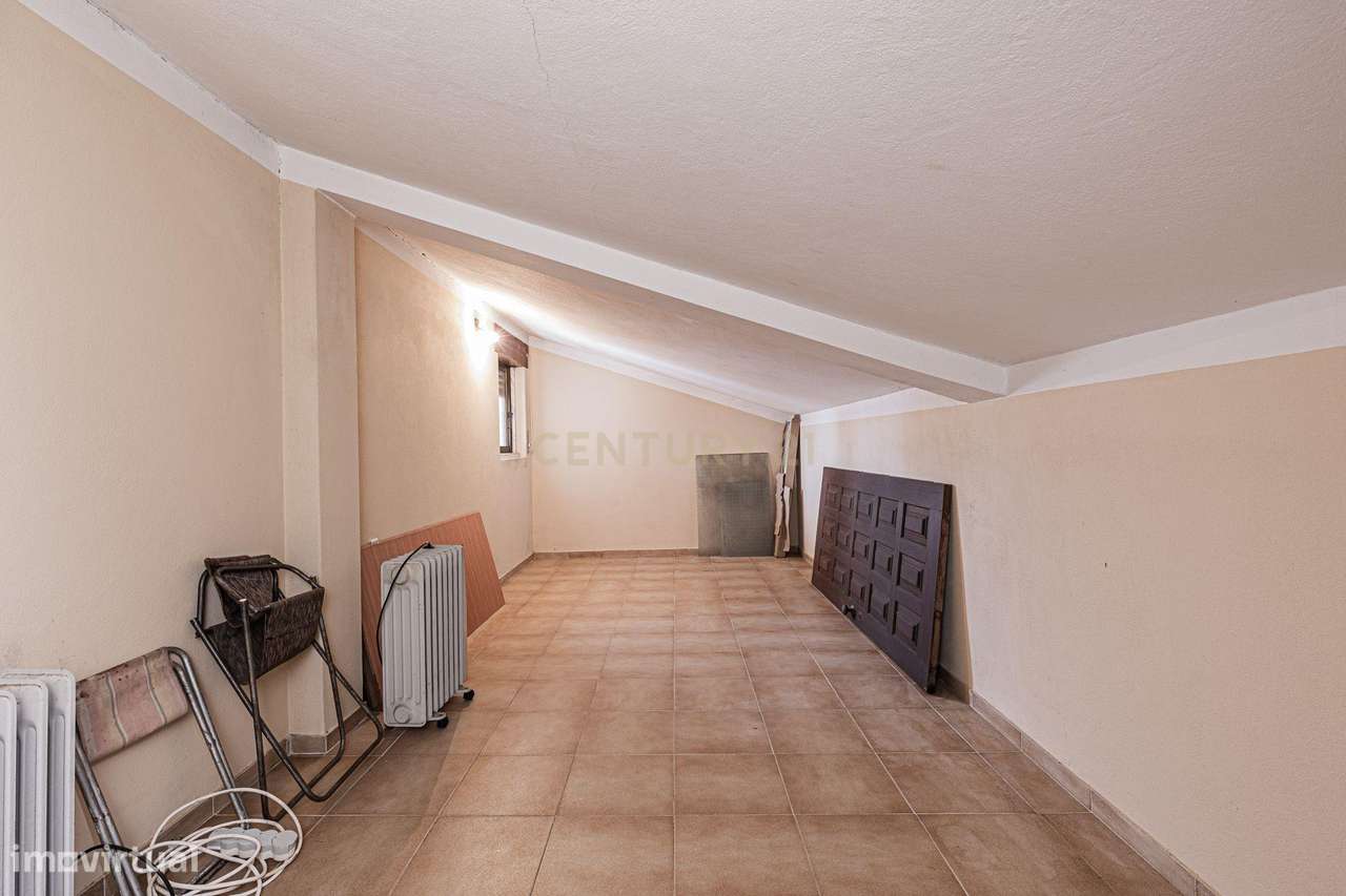 Excelente Moradia T3+4 em Fernão Ferro duas garagens-16