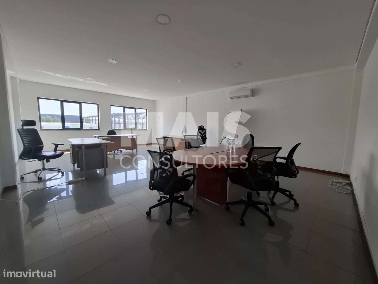 Edifício com Armazém e  Terreno para Expansão em Vila Nova de Santo... - Grande imagem: 4/13