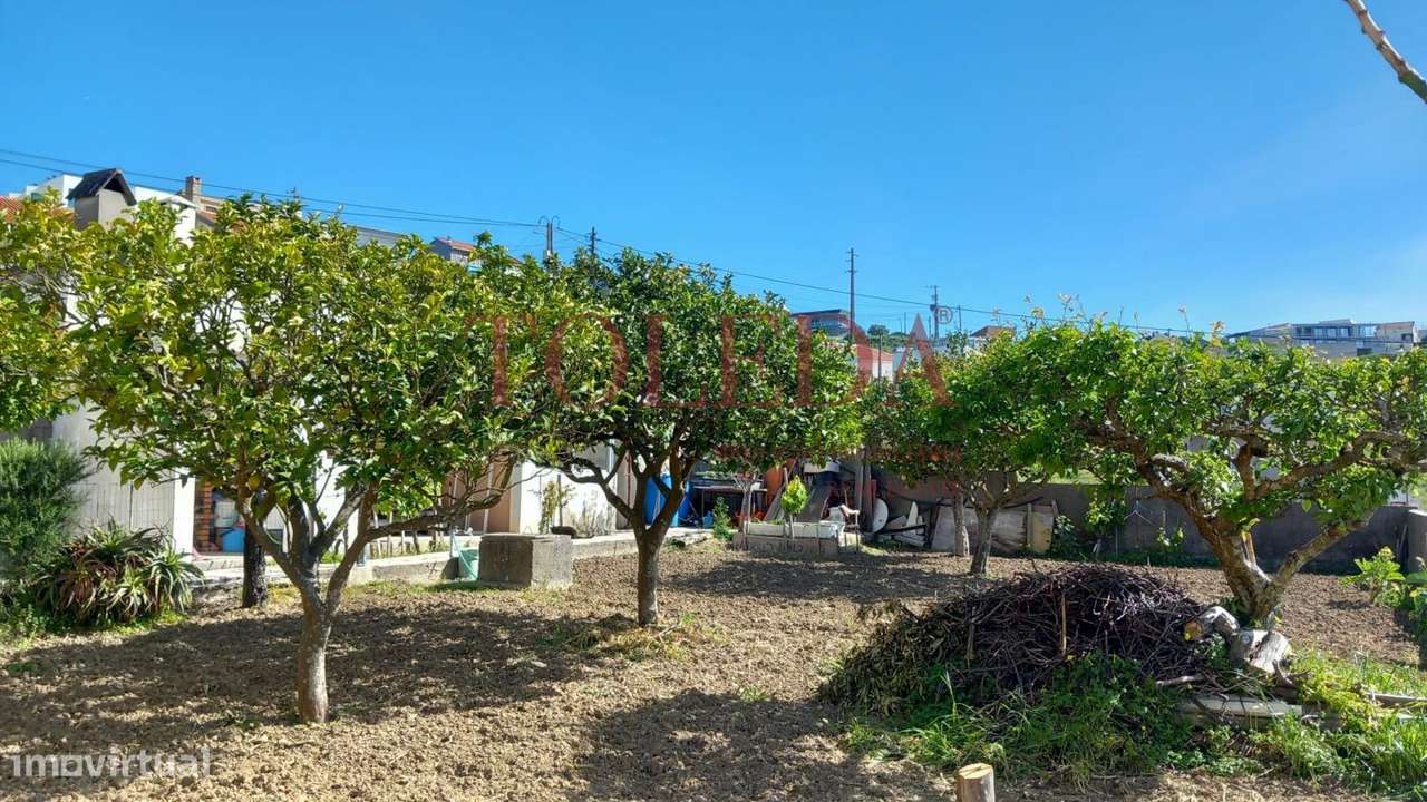 Moradia Bifamiliar com 2 T3 em Vialonga-33