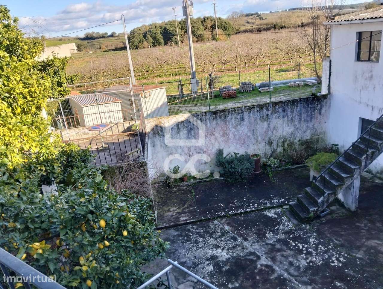 Moradia T5 inserida em lote de 376 m²-7