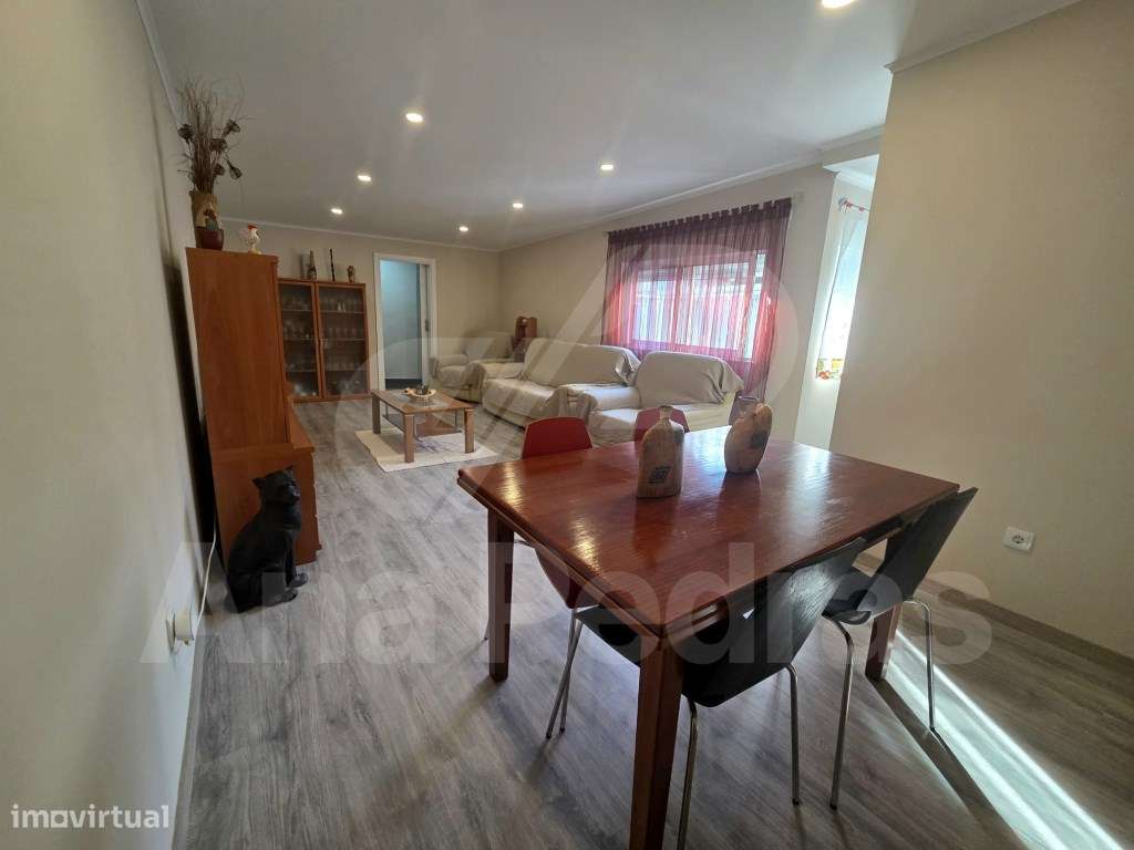 Moradia Bi-Familiar Totalmente Remodelada com Logradouro e Elevado ...-10