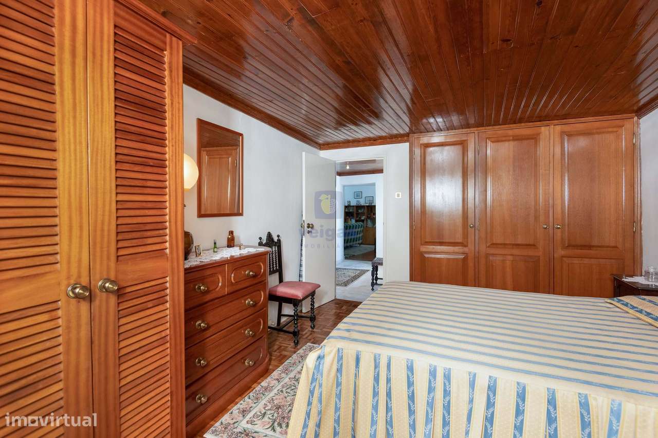 Moradia com Glamour! T4 com Garagem e Terraço no Centro de Vidais-13