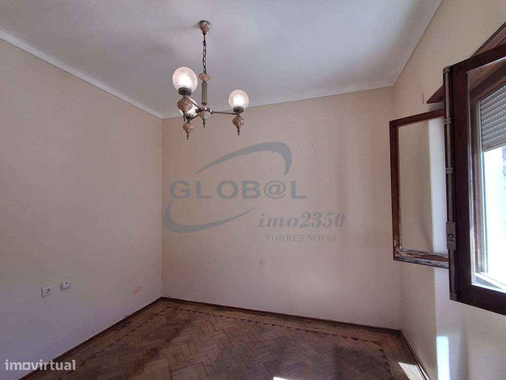 Moradia T3 no Centro de Vila Moreira - com logradouro, anexos e fre...-13