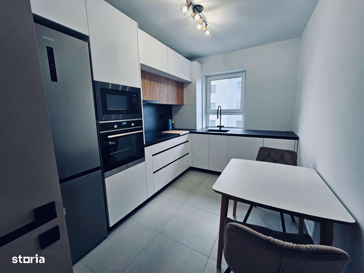 Apartament 3 Camere Decomandat Zona Coresi-0