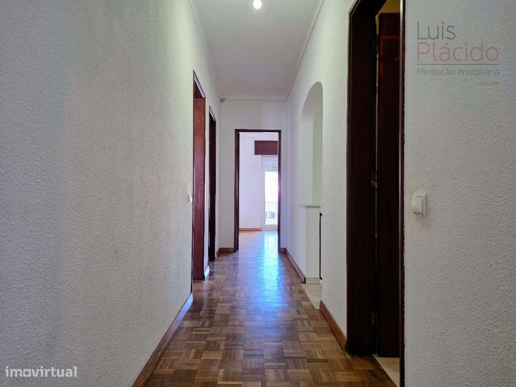 Moradia com 5 Quartos c/ Garagem + Anexo T1-25
