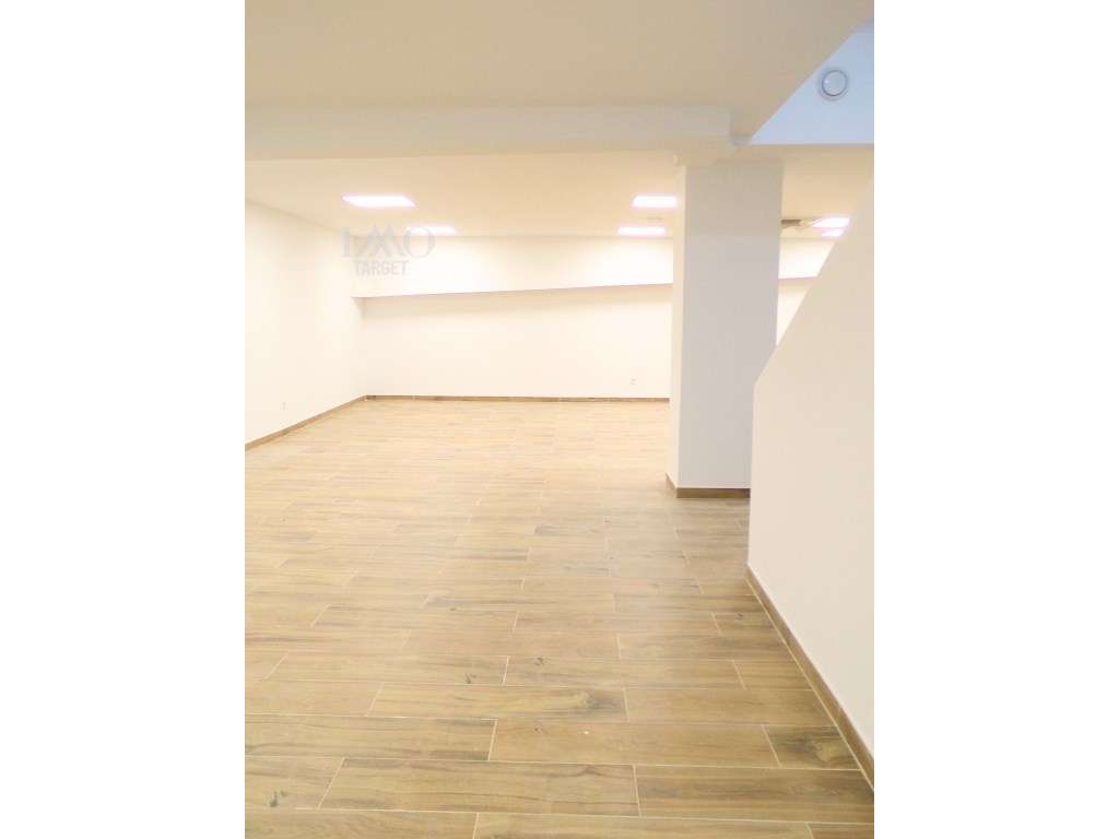 Espaço comercial com 586m² em Benfica-13