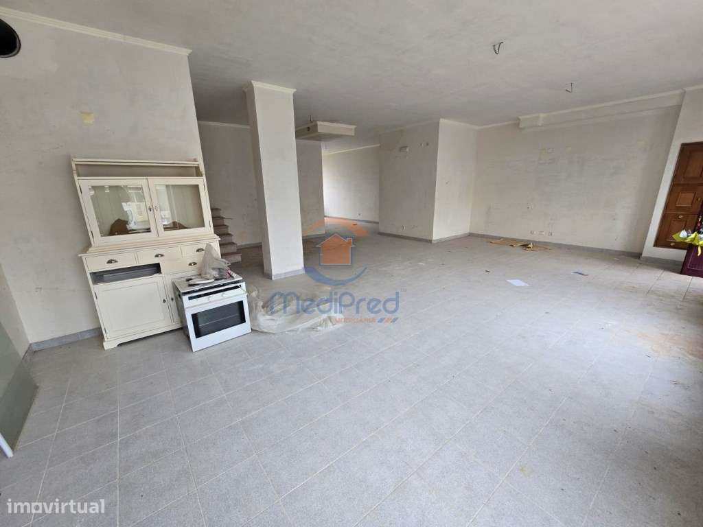 Espaço comercial com 116 m2 área útil no B.º da Carochia | Ramada, ... - Grande imagem: 4/9