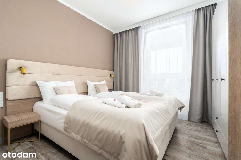 Apartament z loggią i widokiem na plac miejski-5