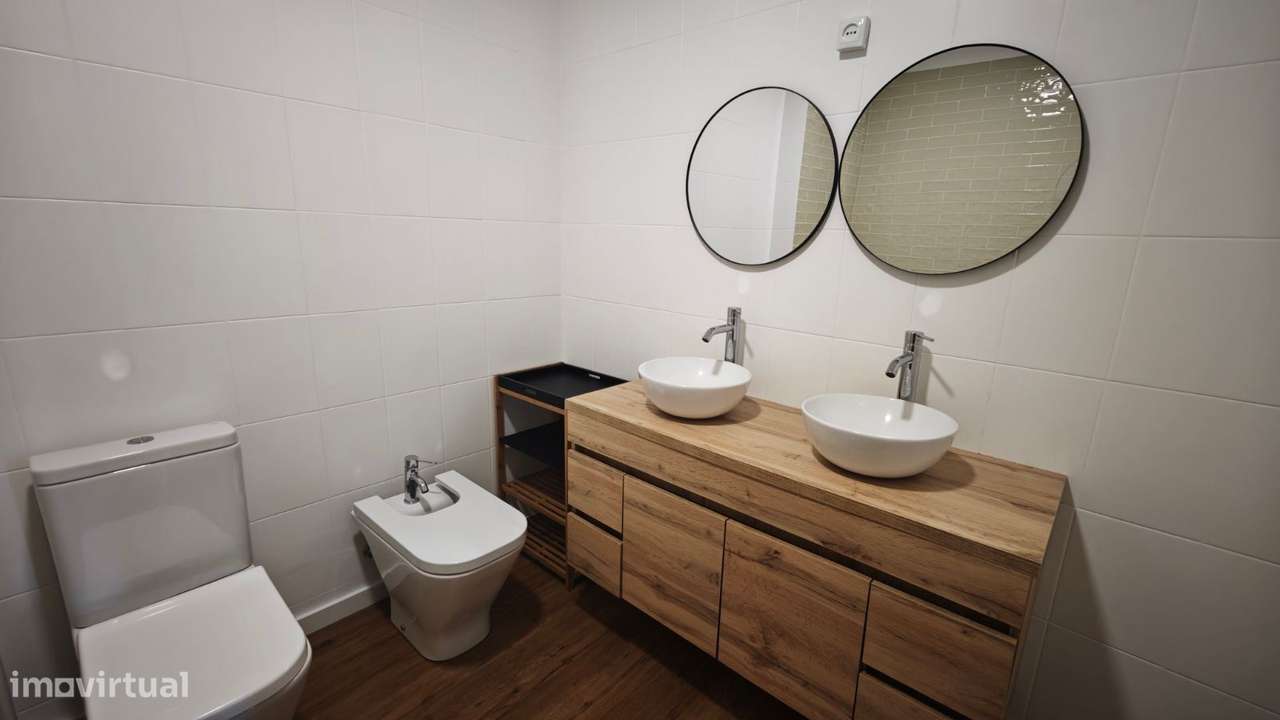 Apartamento T2 remodelado, com varanda e sótão. Centro da cidade.-11