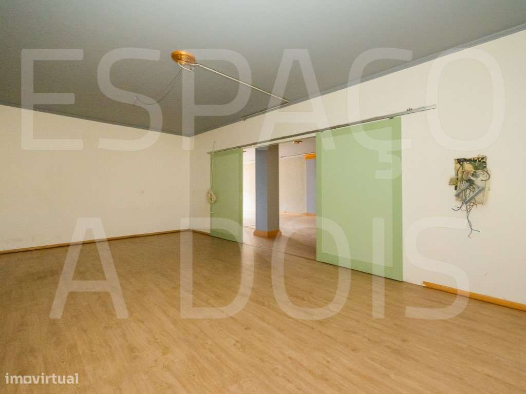 OPORTUNIDADE! Área Ampla,131m2 de área útil, Grande Montra; 2 casas...-17