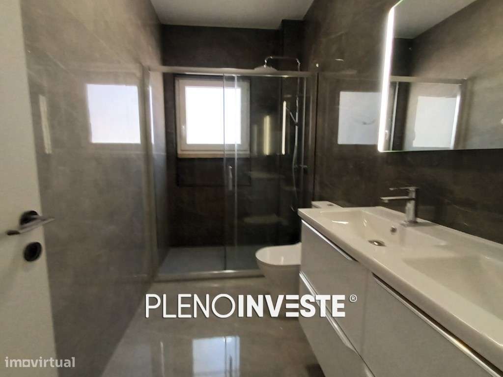 T4 Totalmente remodelado com vista rio no Seixal-24