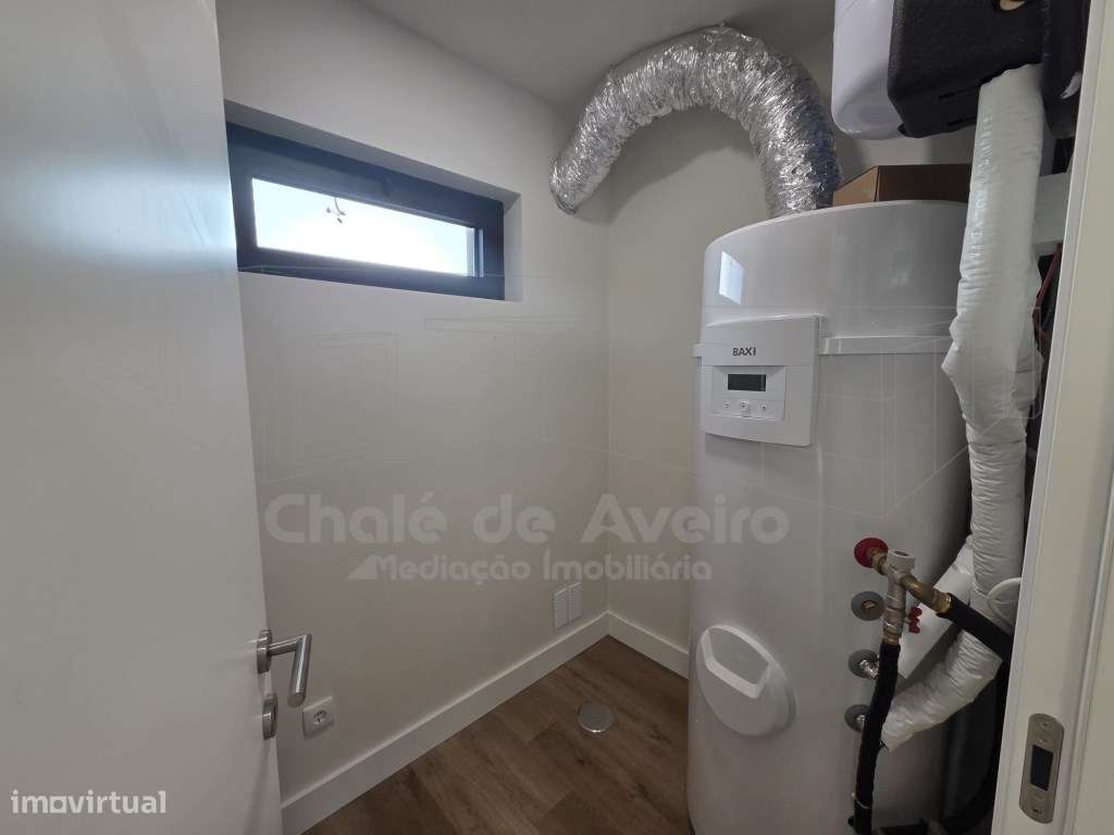 Moradia unifamiliar geminada T3, de 2 pisos, com garagem, anexos e ...-32