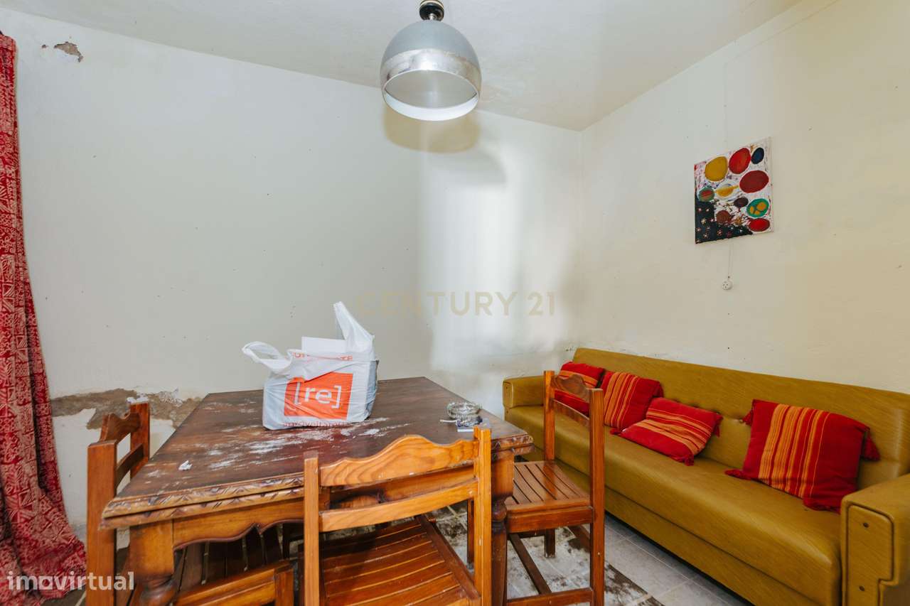 2 moradias para recuperar, com terreno, em Alverca.-23