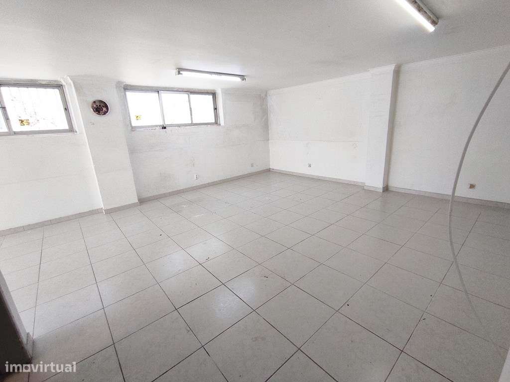 Espaço versátil com 125 m²: ideal para habitação ou serviços-9
