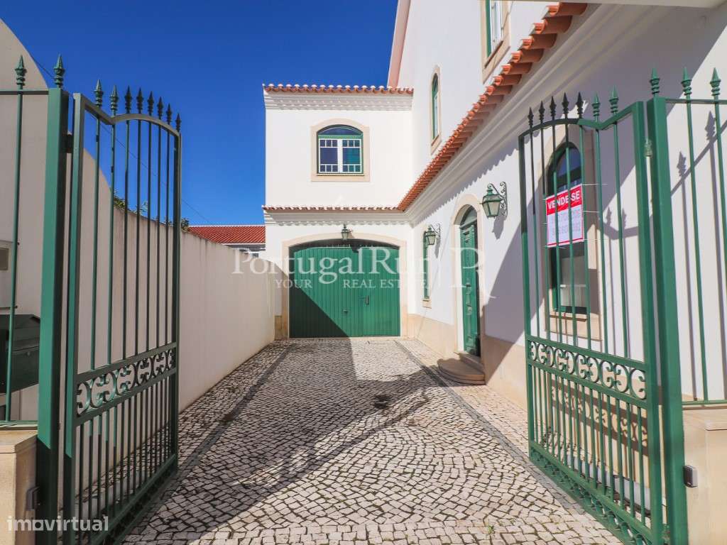 Elegante Moradia T4 com Jardim e Anexos em Alpiarça-4